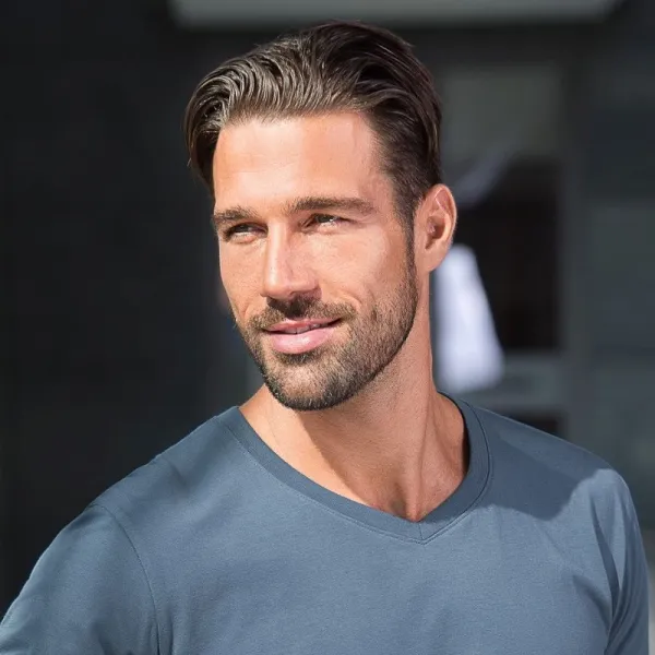 Pánske priliehavé tričko - Výstrih do V