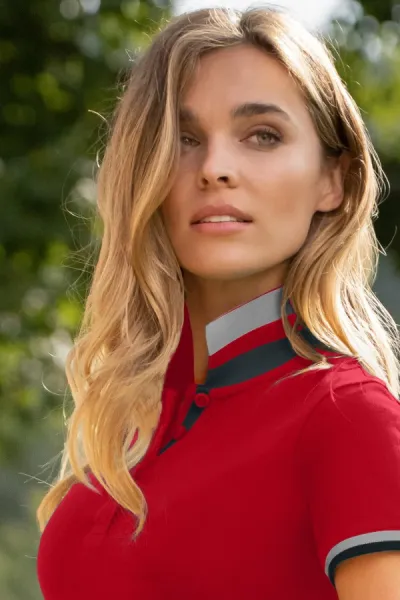 Dámske šaty s golierom hore - Zapínanie na 4 gombíky